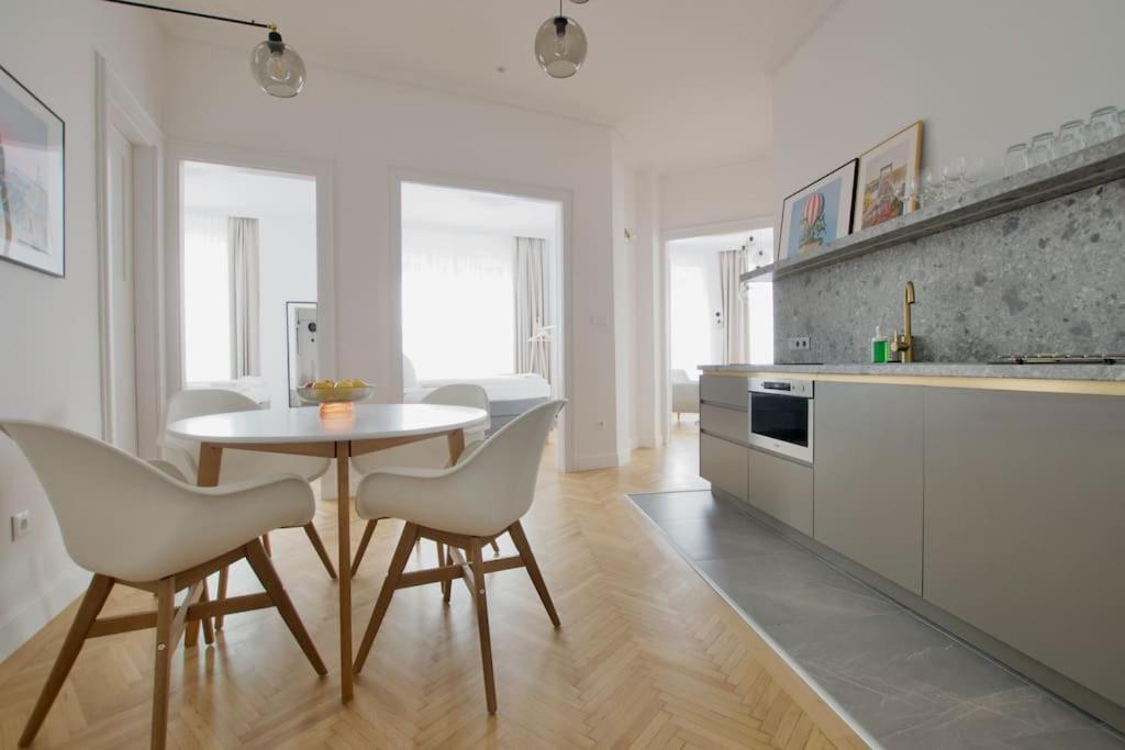 Premium Apartment By Hi - Central 2 Bedroom - Best View Будапеща Екстериор снимка