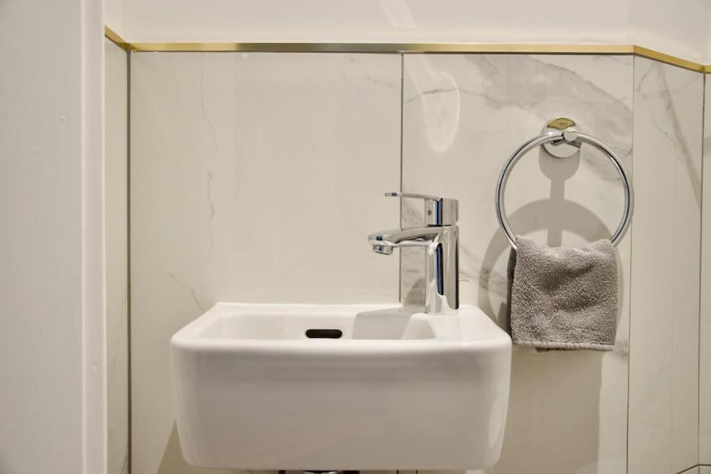 Premium Apartment By Hi - Central 2 Bedroom - Best View Будапеща Екстериор снимка